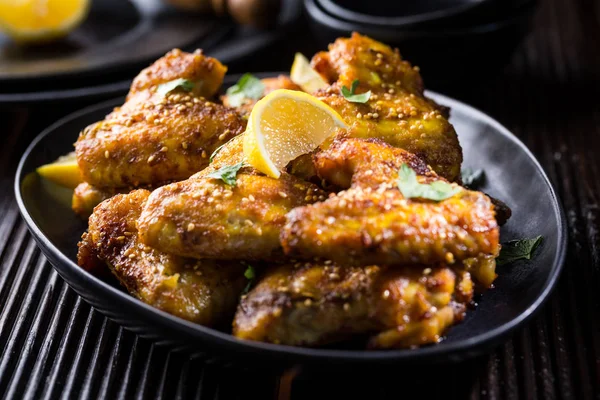 마늘 과 레몬 마리나데를 곁들인 매콤 한 닭 날개 — 스톡 사진