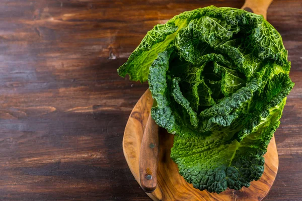 Fresh raw savoy cabbage on wooden background — ストック写真