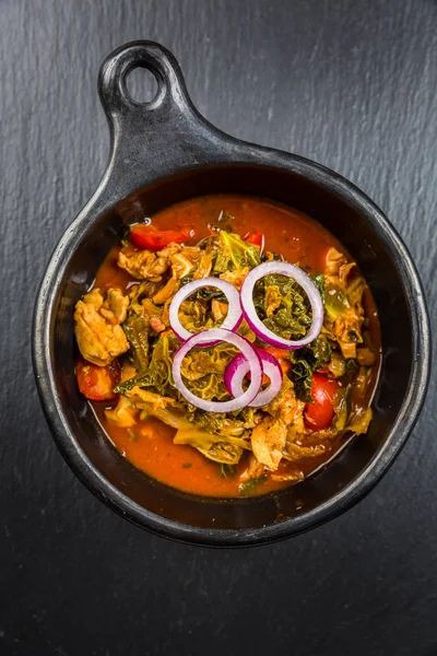 Guisado de repolho saboroso ou sopa com frango — Fotografia de Stock