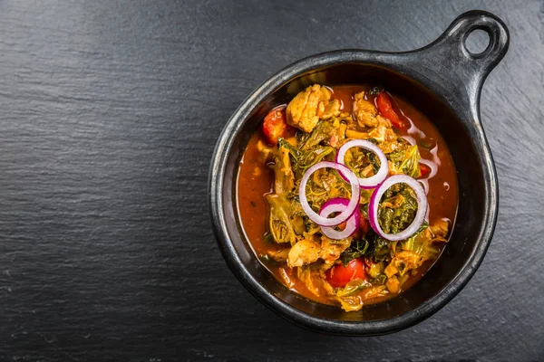 Guisado de repolho saboroso ou sopa com frango — Fotografia de Stock