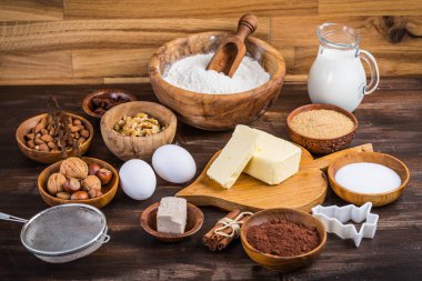 Xmas kurabiyeleri için çeşitli fırın malzemeleri.