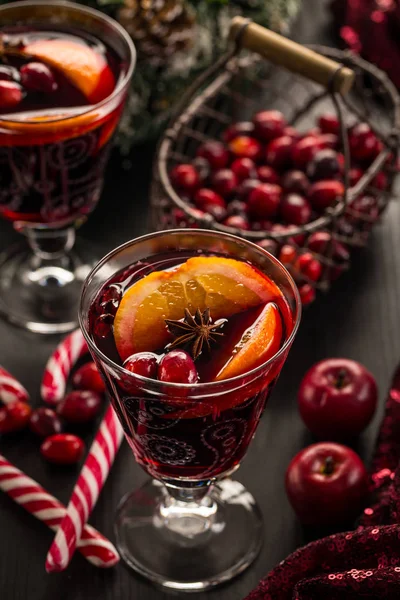 Vinho quente amora quente com laranjas, anis e canela — Fotografia de Stock