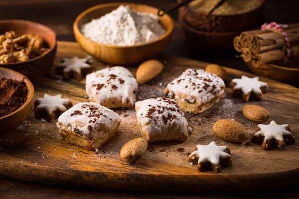 Pyszne ciasteczka marcepanowe na Boże Narodzenie ze składnikami do pieczenia — Zdjęcie stockowe