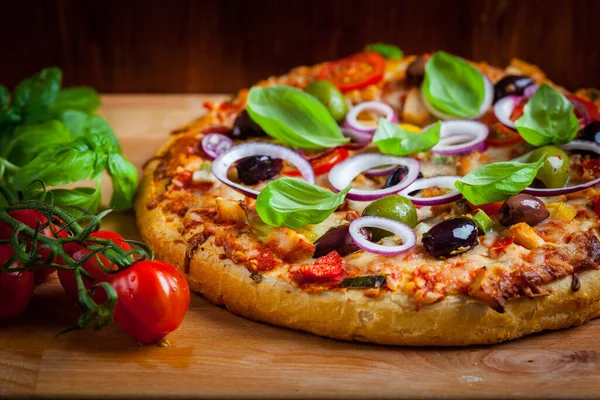 Italian Cheese Pizza Black Olives Onions Basil — Stock Photo, Image