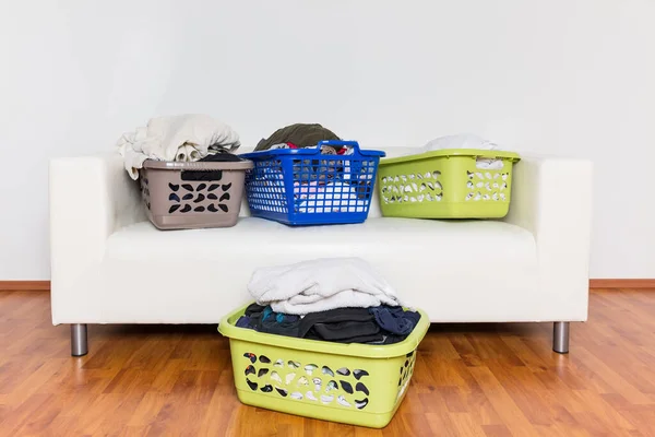 Přetékající Koše Prádlo Plné Špinavého Oblečení Pohovce Koncept Domácnosti — Stock fotografie