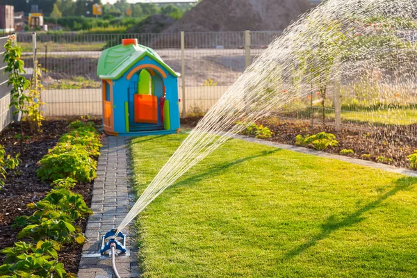 Gärtnern Automatisches Bewässerungssystem Für Neuen Frischen Rasen — Stockfoto