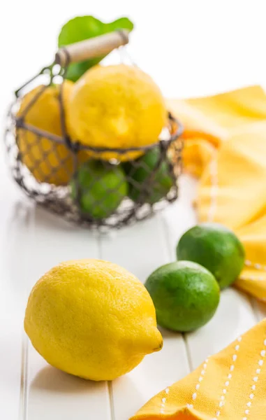 Limones Orgánicos Limas Una Canasta Sobre Fondo Blanco —  Fotos de Stock