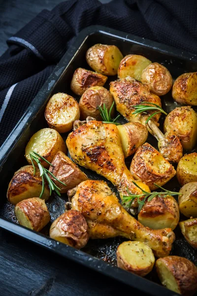 Pernas Frango Quentes Assadas Com Batatas Picantes Assadeira Fundo Preto — Fotografia de Stock