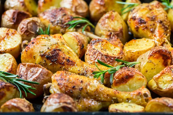 Fırında Tavuk Budu Baharatlı Patates Siyah Arka Planda Fırın Tepsisi — Stok fotoğraf