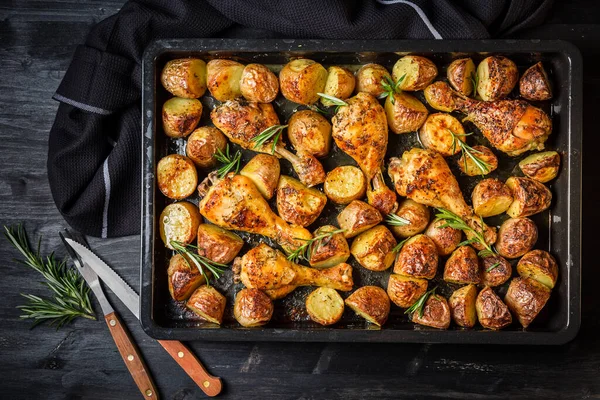 Bakad Varm Kyckling Ben Med Kryddig Potatis Bakplåt Svart Bakgrund — Stockfoto