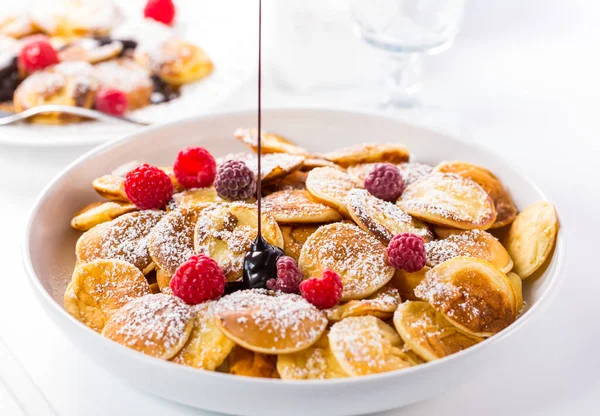 Poffertjes Pequeños Panqueques Holandeses Con Frambuesas Frescas Cocina Tradicional Holandesa —  Fotos de Stock