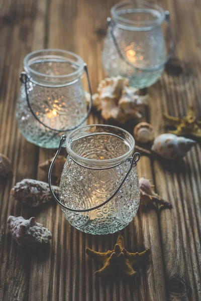 Drei Alte Laternen Mit Muscheln Auf Einem Holztisch Sommerliche Tischdekoration — Stockfoto