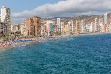 İspanya 'nın Costa Blanca kentindeki Benidorm şehrinin gökdelenli görüntüsü. Akdeniz kıyısı.