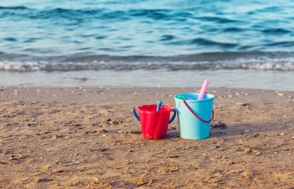 沙滩上的儿童桶 铲子和其他玩具 — 图库照片