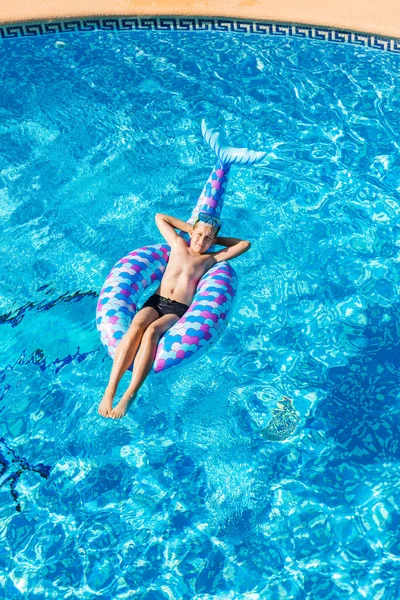 Garçon Relaxant Sur Matelas Gonflable Dans Piscine Vue Sur Dessus — Photo