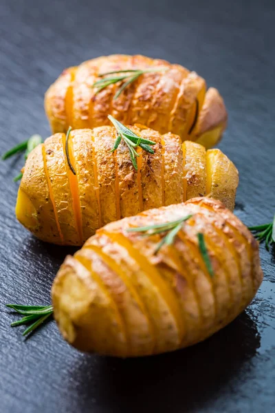 Batatas Hasselback Batatas Apoiadas Suécia Com Alho Ervas Grelhadas Forno — Fotografia de Stock