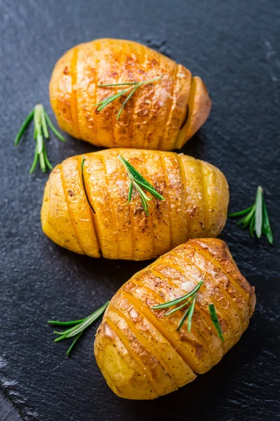 Hasselback马铃薯 用大蒜和香草烤在烤箱里的瑞典烤土豆 — 图库照片