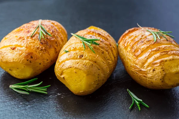 Hasselback马铃薯 用大蒜和香草烤在烤箱里的瑞典烤土豆 — 图库照片