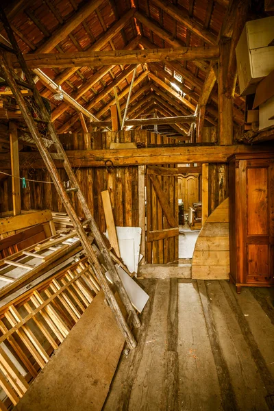 Wnętrze Starej Drewnianej Szopy Złomem Drewna Promieniami Słonecznymi Stara Stodoła — Zdjęcie stockowe
