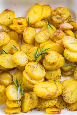 Fırında patates kızartması.