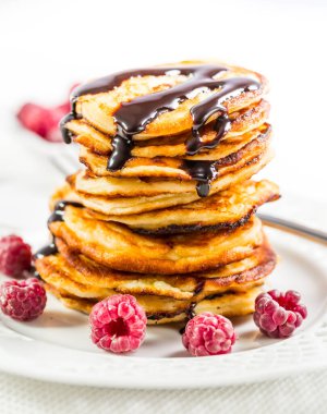 Taze ahududu ve çikolatalı leziz süzme peynirli gözleme. Kremalı börek..