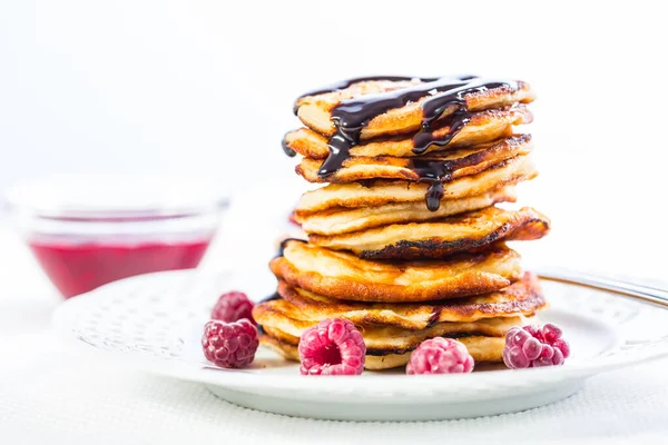 Deliciosos Panqueques Requesón Con Frambuesa Fresca Sirope Chocolate Buñuelos Cuajada — Foto de Stock