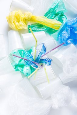 Tek kullanımlık plastik, bardak, çatal bıçak, torba ve pipet çeşitleri. Çevresel konsept. Gübrelenmeyen atık