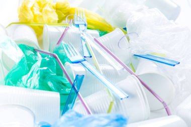 Tek kullanımlık plastik, bardak, çatal bıçak, torba ve pipet çeşitleri. Çevresel konsept. Gübrelenmeyen atık