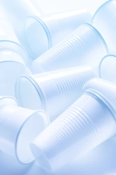 Eldobható Fehér Műanyag Poharak Mint Háttér Környezetvédelmi Koncepció Nem Komposztálható — Stock Fotó