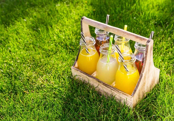 Assortiment Limonade Ijsthee Flessen Houten Rek Het Gras — Stockfoto