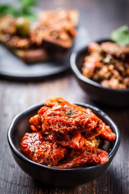 Arka planda tapenade ve bruschetta ile antipasto olarak zeytin yağıyla kurutulmuş domates.