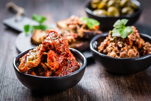 Tomate Secado Sol Con Aceite Oliva Como Antipasto Con Tapenade —  Fotos de Stock