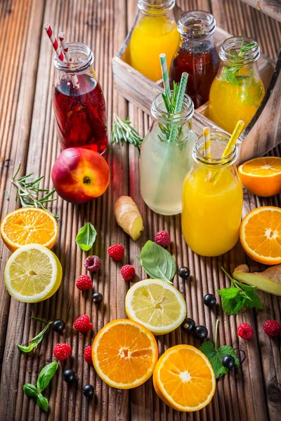 Asortyment Soków Lemoniad Owocami Ziołami Drewnianym Stole — Zdjęcie stockowe