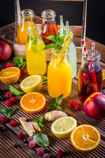 配上果汁和柠檬汁 并在木桌上放上水果和香草 — 图库照片