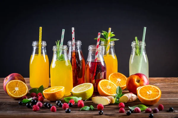 配上果汁和柠檬汁 并在木桌上放上水果和香草 — 图库照片