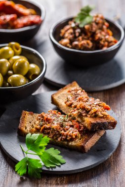 Tapenade ve malzemelerle birlikte çıtır crostini. Tapenade - Fransa 'dan lezzetli zeytin ezmesi.