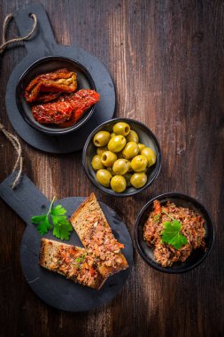 Tapenade - Fransa 'dan lezzetli zeytin ezmesi, malzemeler ve crostini ile birlikte. Üst görünüm.