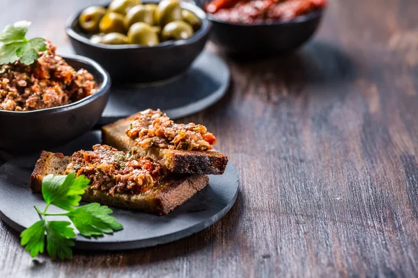 Křupavé Crostini Tapenádou Ingrediencemi Tapenáda Lahodná Olivová Pasta Francie — Stock fotografie