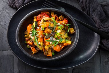 Düşük karbonhidratlı roketli ızgara sebze salatası ve tohum.