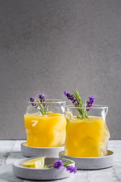 Cóctel Verano Naranja Limón Con Lavanda Fresca Romero Limonada Verano —  Fotos de Stock