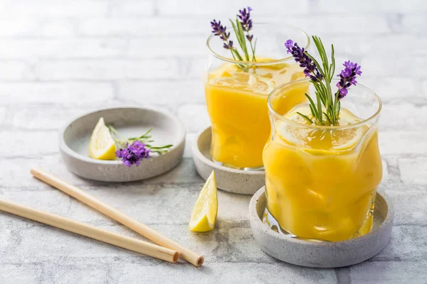 Cóctel Verano Naranja Limón Con Lavanda Fresca Romero Limonada Verano —  Fotos de Stock