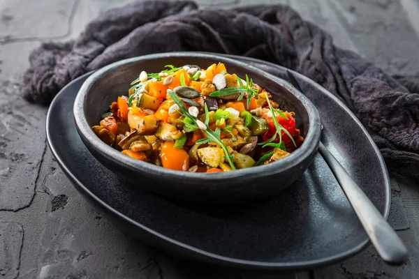 로케트 아구굴라 와씨를 곁들인 채소의 샐러드 — 스톡 사진