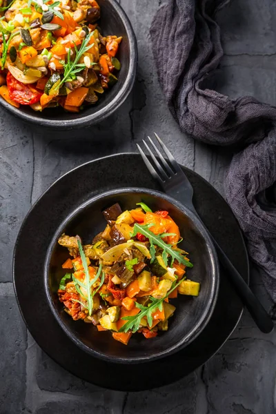 低碳水化合物沙拉 烤蔬菜加火箭 牛油果 和种子 — 图库照片