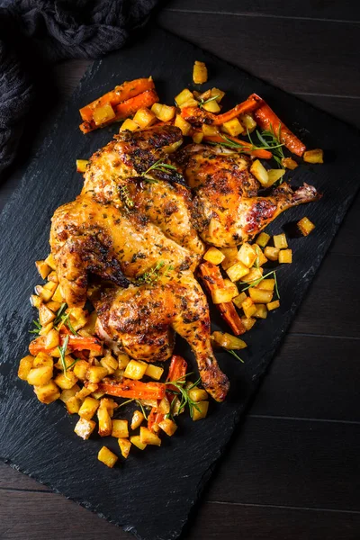 Poulet Entier Grillé Avec Des Légumes Rôtis Des Pommes Terre — Photo