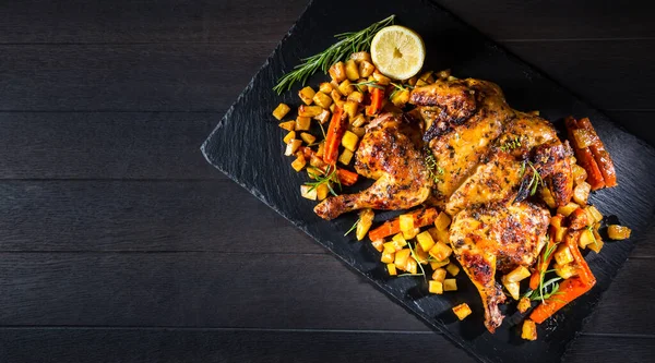 Frango Inteiro Grelhado Com Manteiga Com Legumes Assados Batatas Estilo — Fotografia de Stock