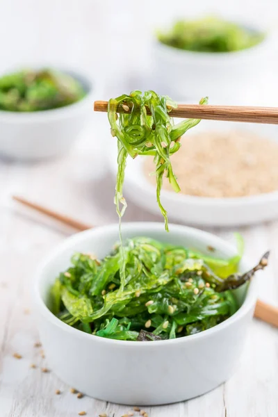 Traditional Japanese Wakame Salad Sesame Seeds Healthy Fresh Seaweed Salad — Stock Photo, Image
