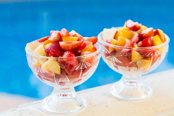 Two Bowls Fresh Fruit Salad Swimming Pool Background Concept Healthy — Stock Photo, Image