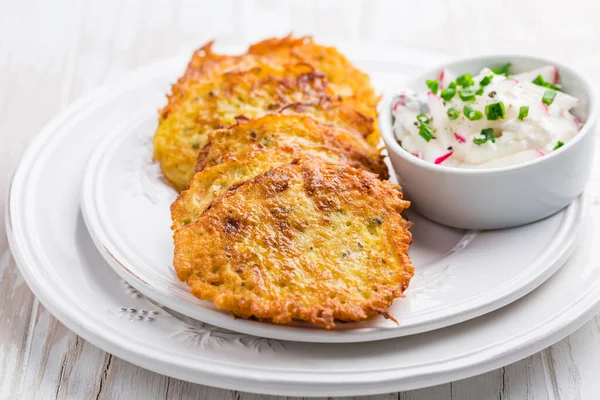 Panqueca Batata Frita Com Rabanetes Creme Queijo Cebolinha Conceito Comida — Fotografia de Stock