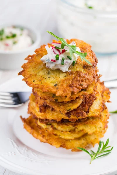 Panqueque Papa Frita Con Queso Crema Rábanos Cebollino Concepto Comida — Foto de Stock