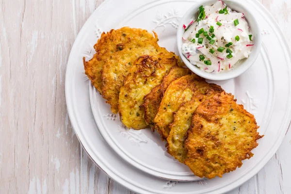 Gefrituurde Aardappelpannenkoek Met Radijs Roomkaas Bieslook Vegetarisch Voedselconcept — Stockfoto